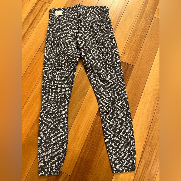 RARE Fast and free lululemon leggings - Picture 2 of 3